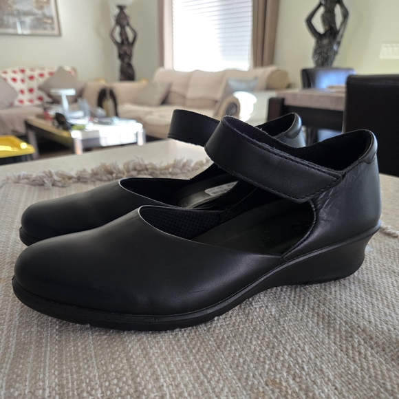 Ecco Shoes - Ecco Felicia Dorsey Women’s  Mary jane.  Size 5.5 US / 36.     Leather!